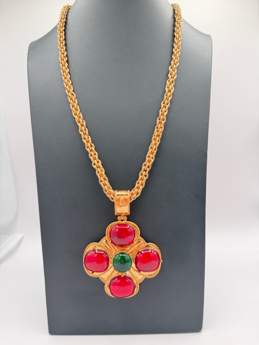 CHANEL Vintage Rare Gripoix 97A Necklace with Red and Green Cabochons - Picture 2 of 13